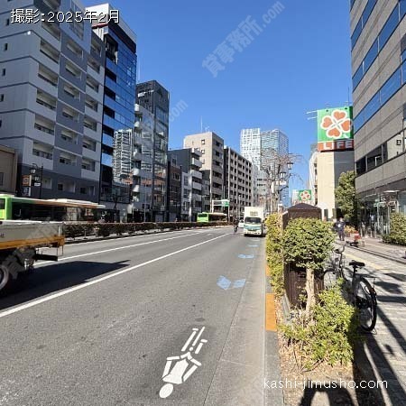 前面道路(明治通り)