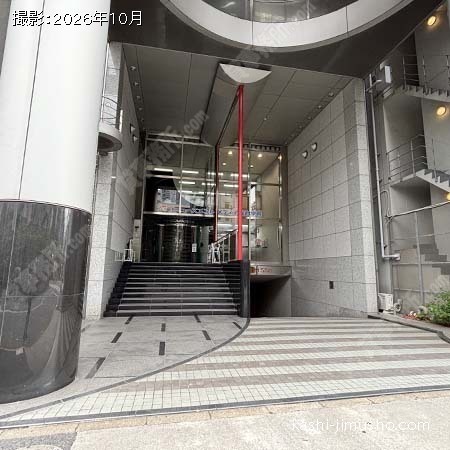 ビル入口前面 ビル入口前面