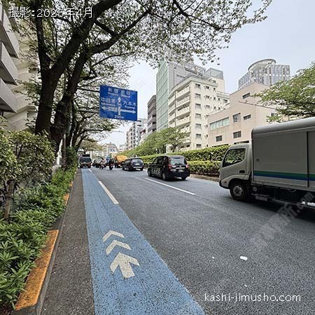 前面道路(明治通り）