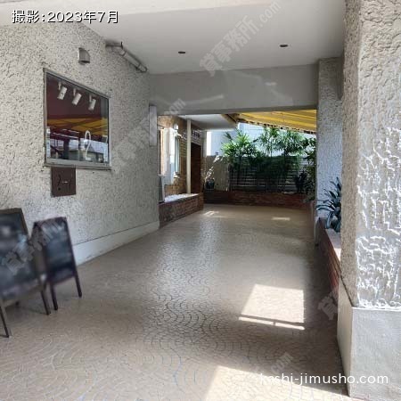 建物入口前面