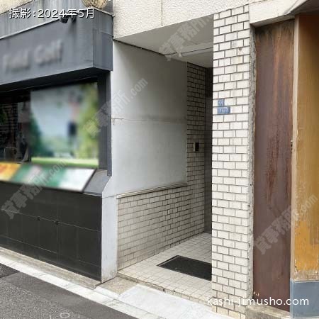 ビル入口前面
