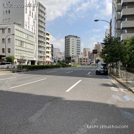 前面道路(桜田通り)