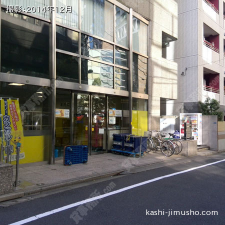 ビル入口正面