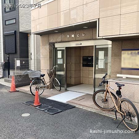 ビル入口前面