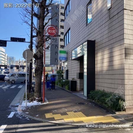 ビル入口前面