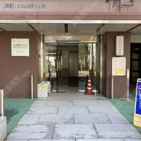 ビル入口前面
