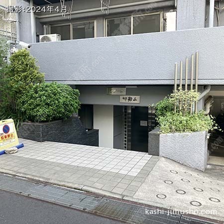 建物入口前面