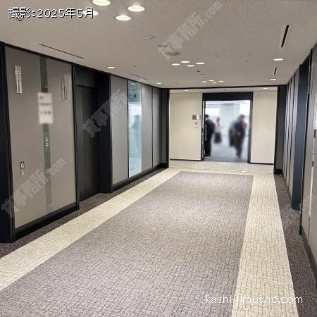 貸室階エレベーターホール