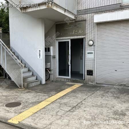 ビル入口前面