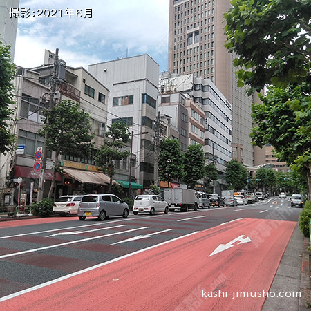 前面道路(明大通り)