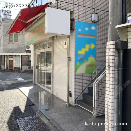 建物入口前面