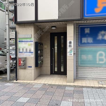 ビル入口前面
