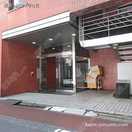ビル入口前面