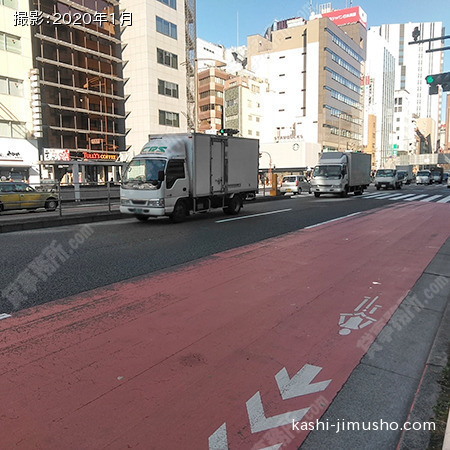 前面道路(靖国通り)