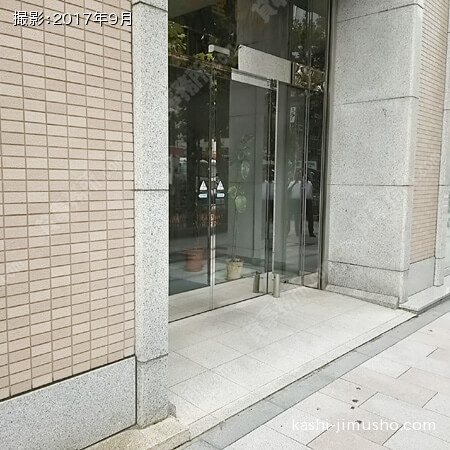 入口前面