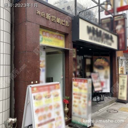 ビル入口前