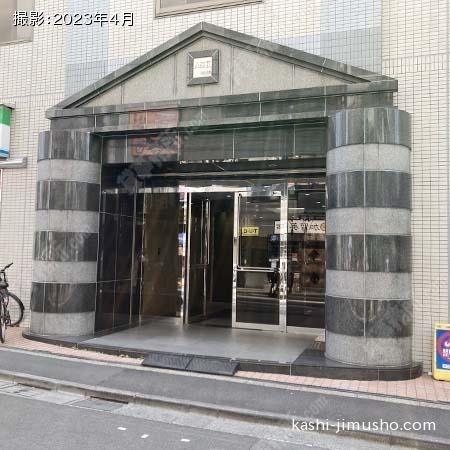 ビル入口前面