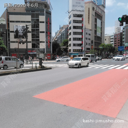 前面道路(靖国通り)