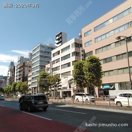 前面道路(靖国通り)