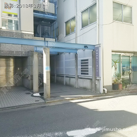 ビル前