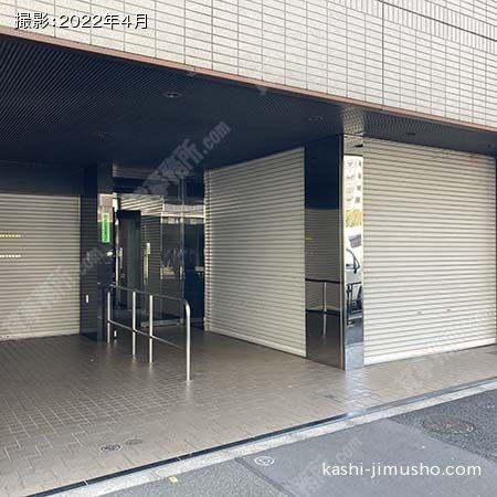 ビル入口前面