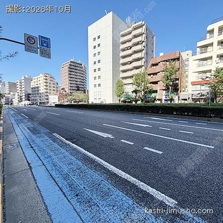 前面道路(春日通り）