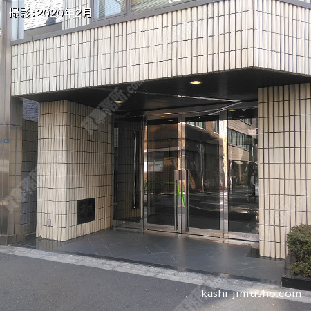 ビル入口前