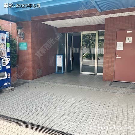 ビル入口前面