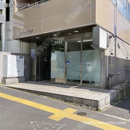 ビル入口前