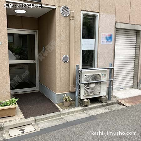 ビル入口前面