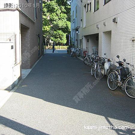 ビルまでのアプローチ 