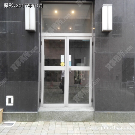 ビル裏口