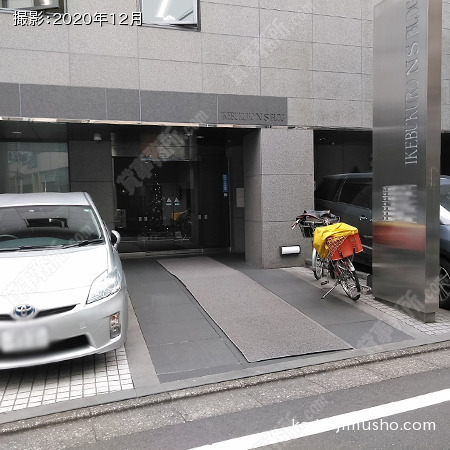 ビル入口前面