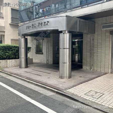 ビル入口前面