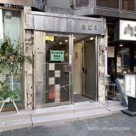 ビル入口前面