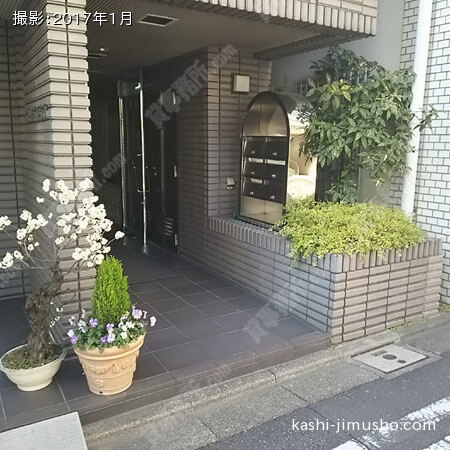 ビル入口前面