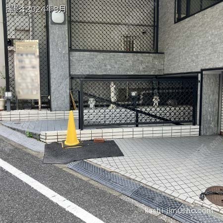 建物入口前面