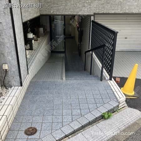 建物入口前面
