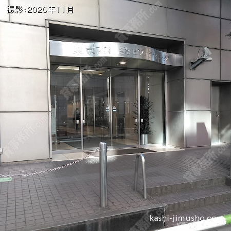 ビル入口前