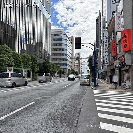 前面道路(明治通り)