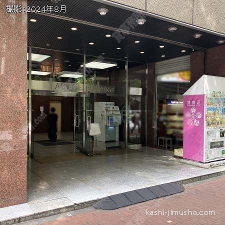 ビル入口前面