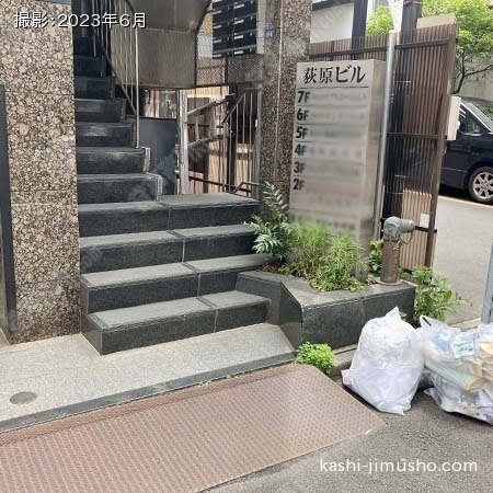 ビル入口前面