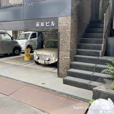 ビル入口前面
