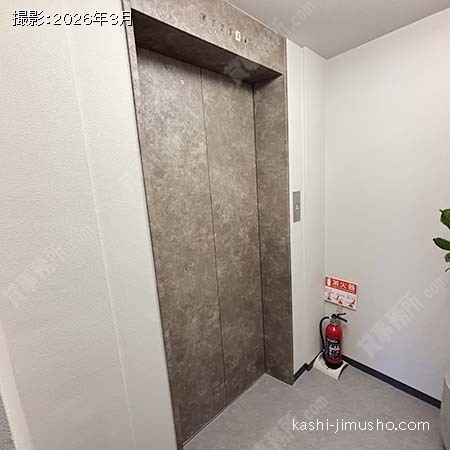 貸室階エレベーターホール