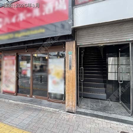 ビル入口前面