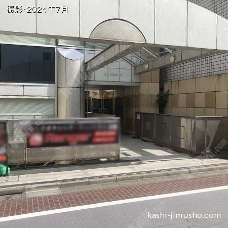 ビル入口前面
