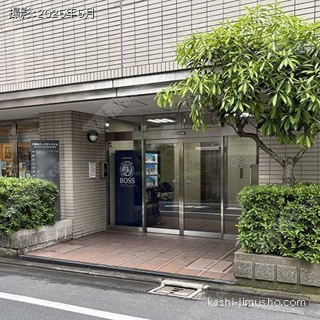 ビル入口前面