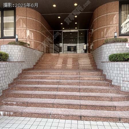 ビル入口前面