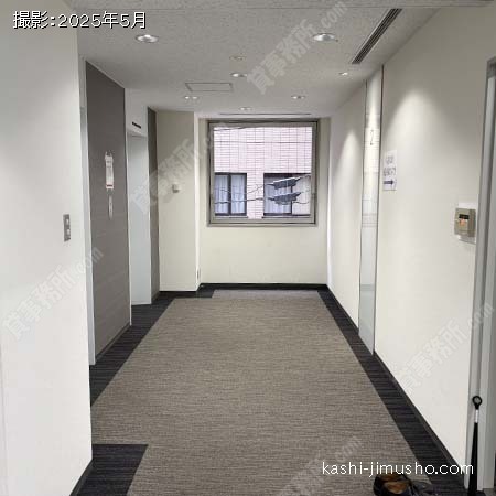 貸室階エレベーターホール