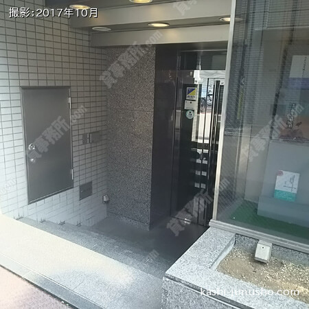 ビル入口前面
